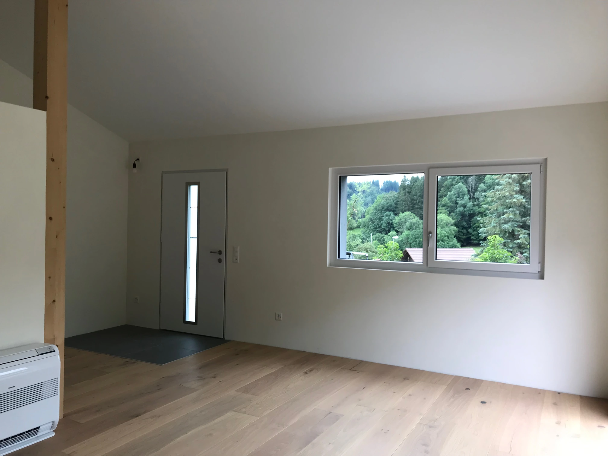 Wohnraum mit Fenstern