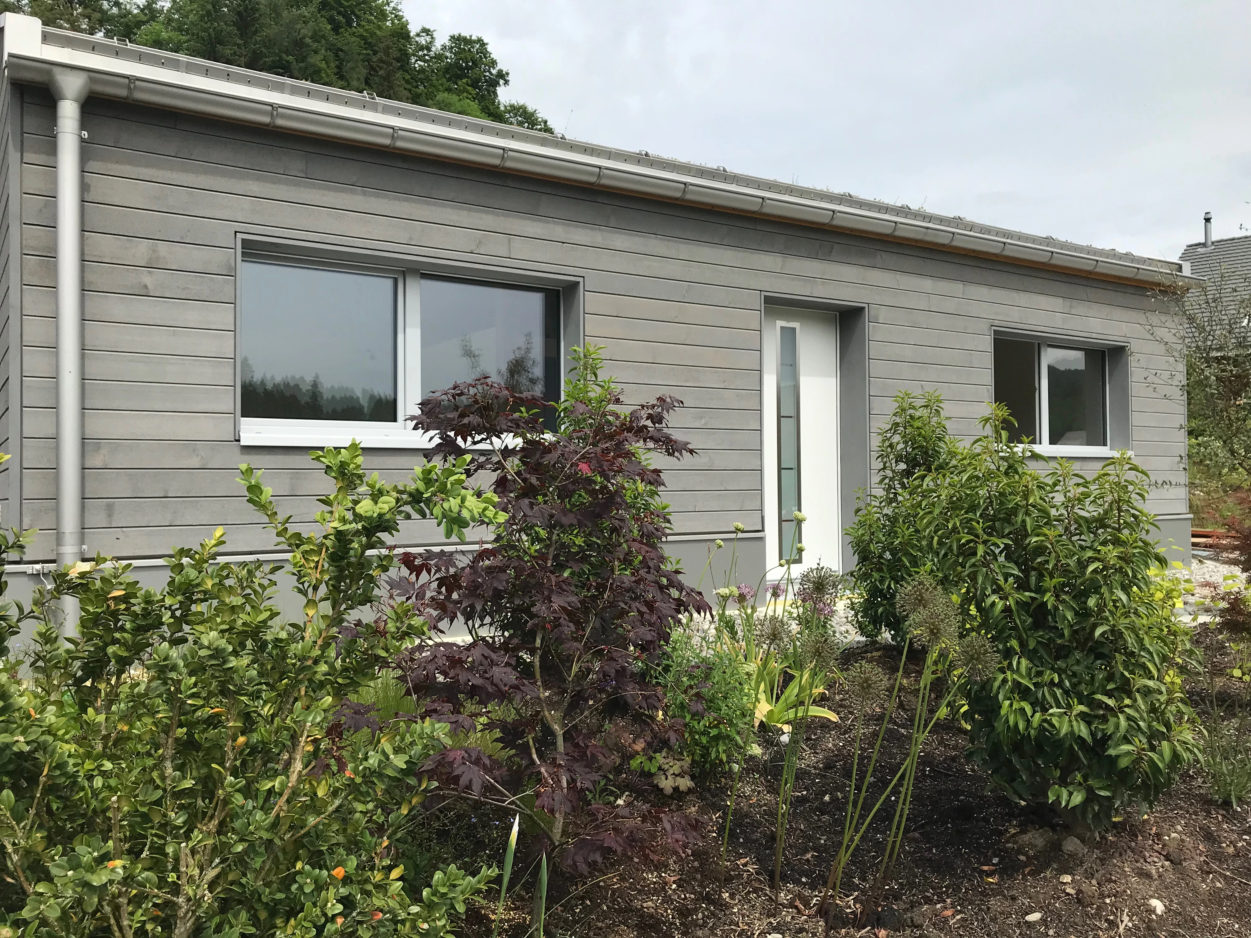 Minihaus Rüschegg im bepflanzten Garten