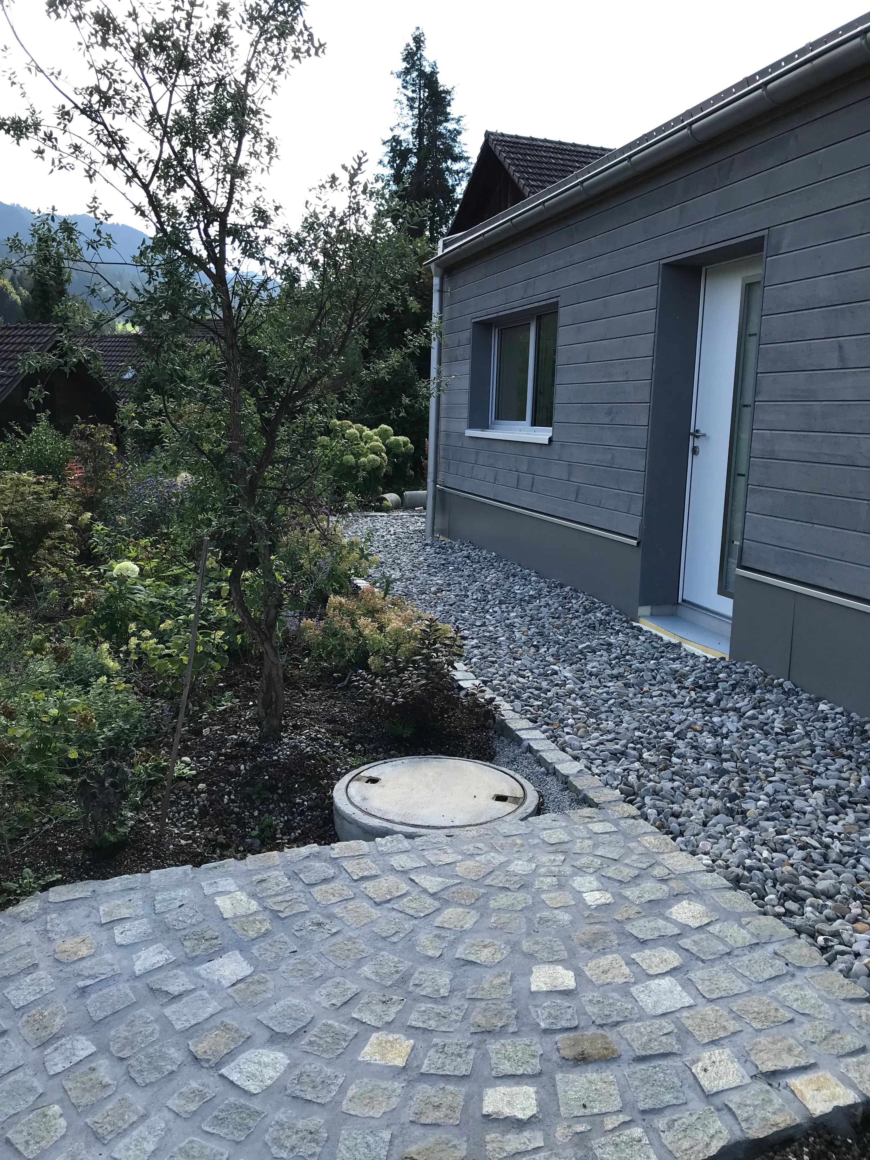 Minihaus und Gartenweg