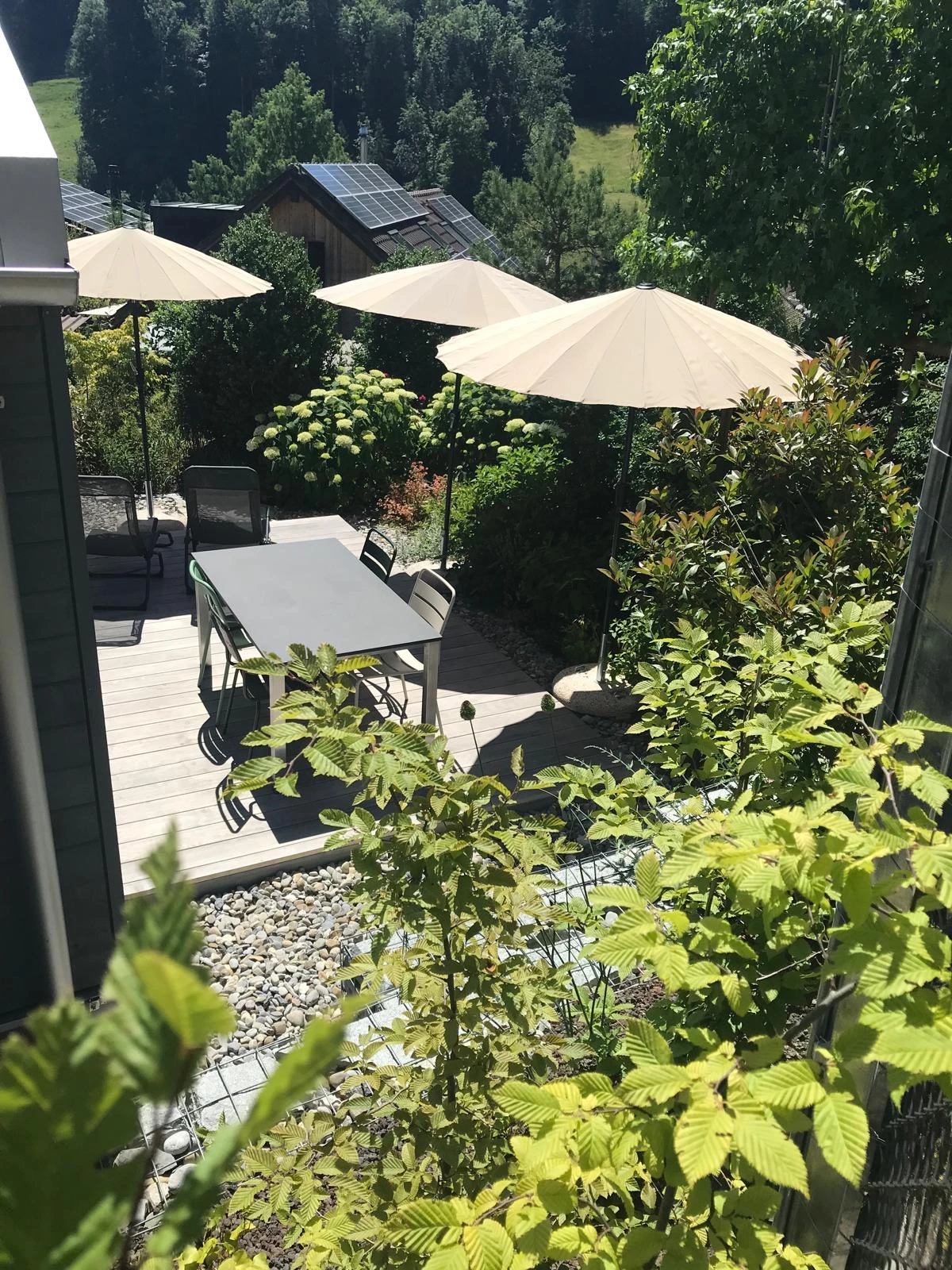 Sitzplatz und Garten beim Minihaus