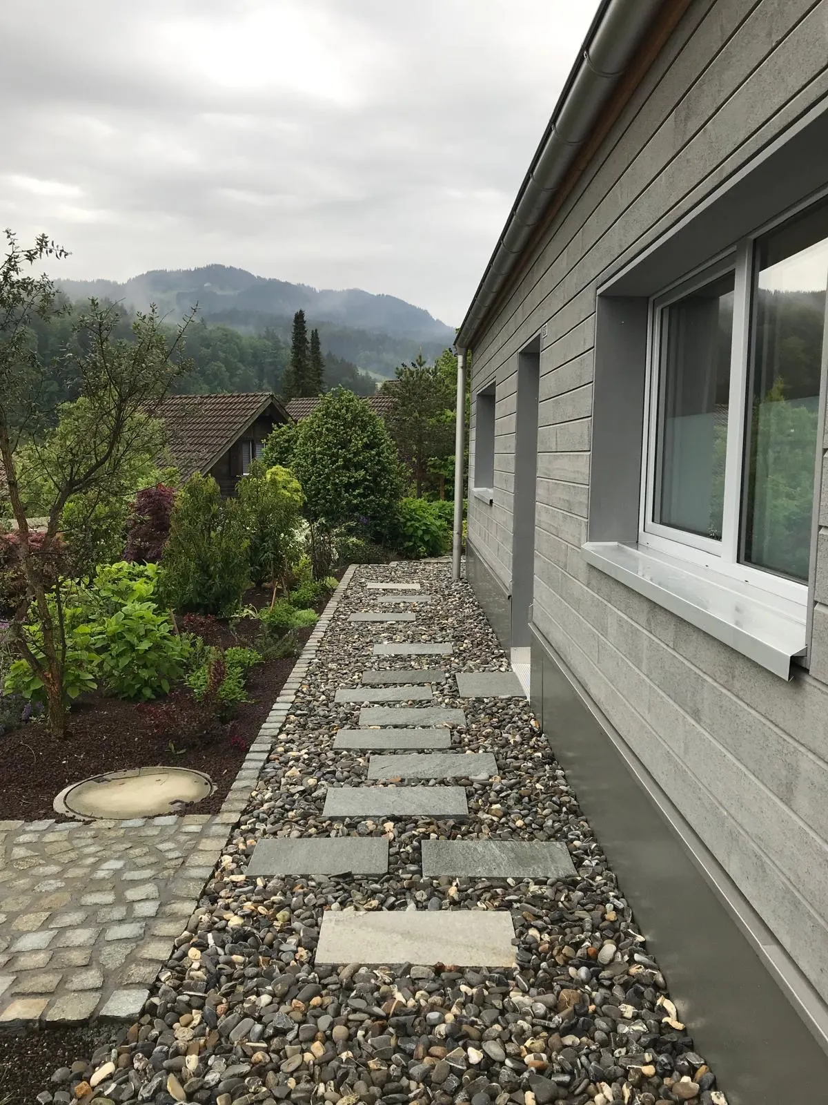 Schrittplatten am Minihaus