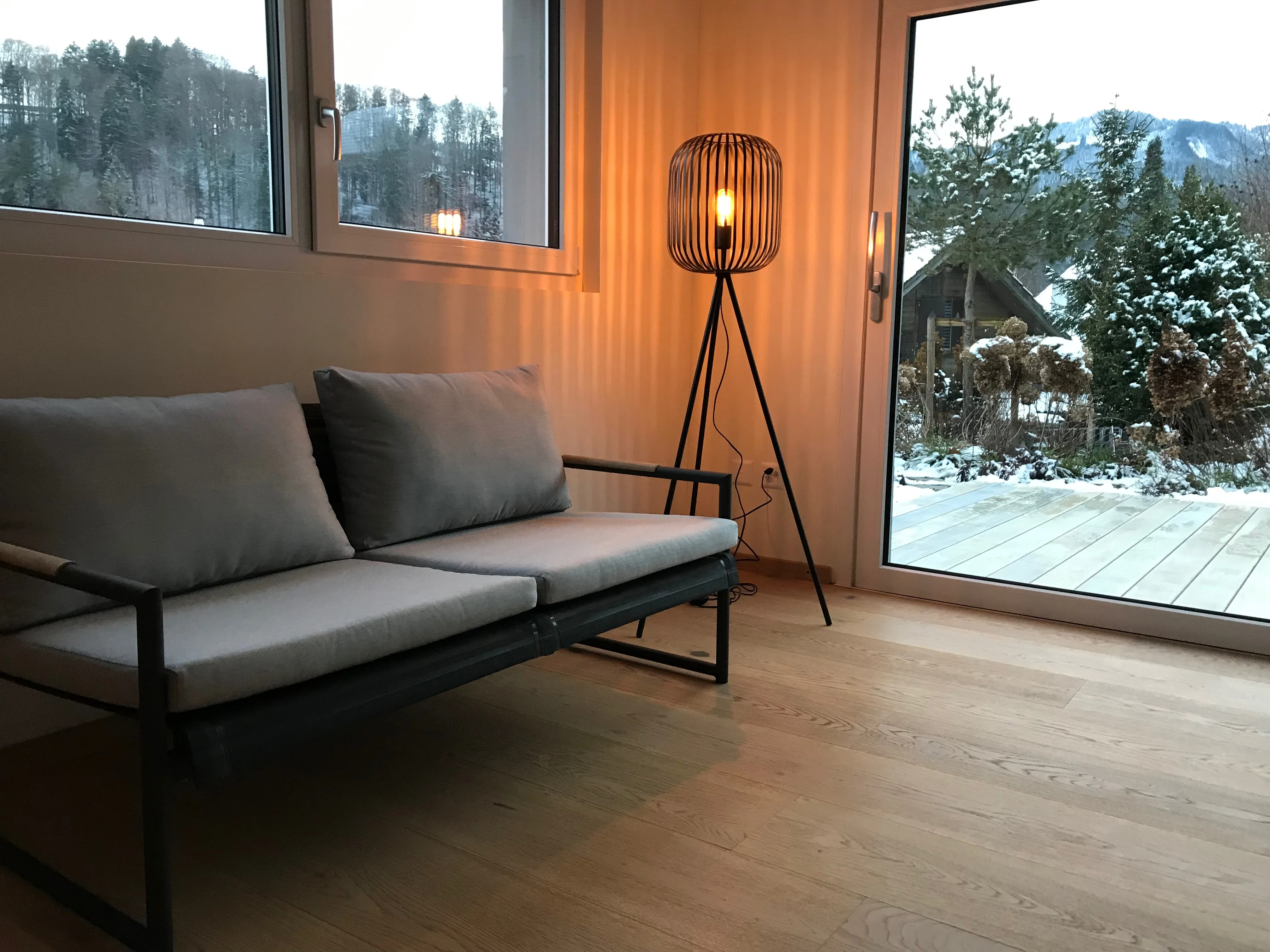 Sofa mit Blick in den winterlichen Garten