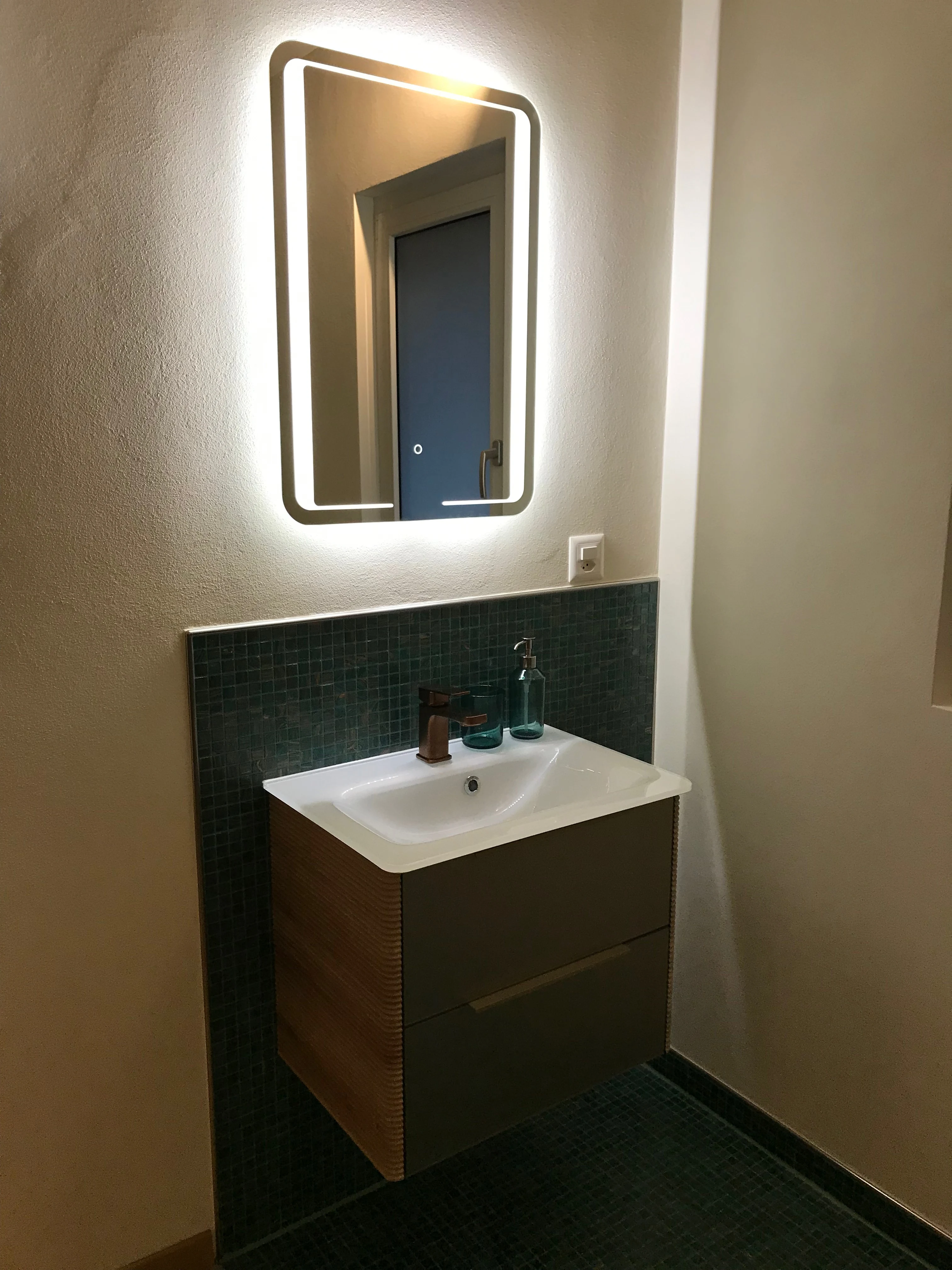 Lavabo mit beleuchtetem Spiegel