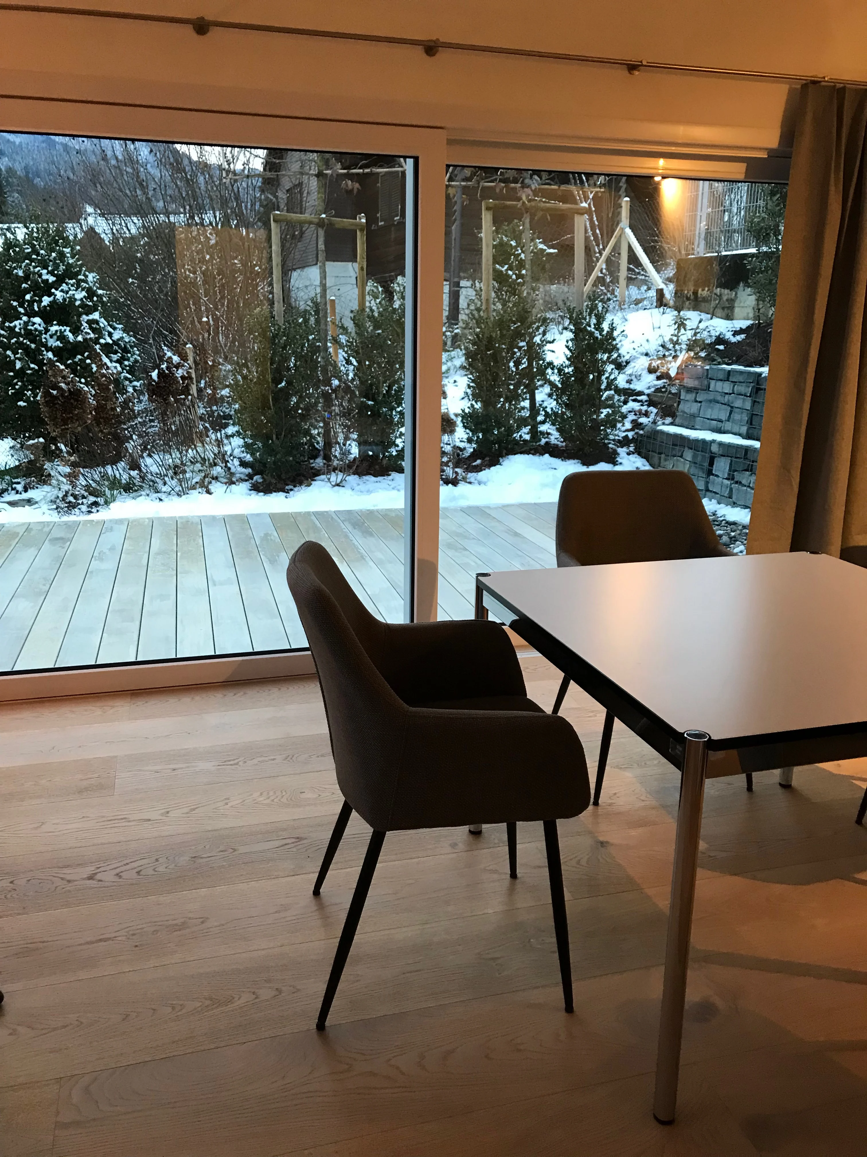 Esstisch mit Blick in den Garten
