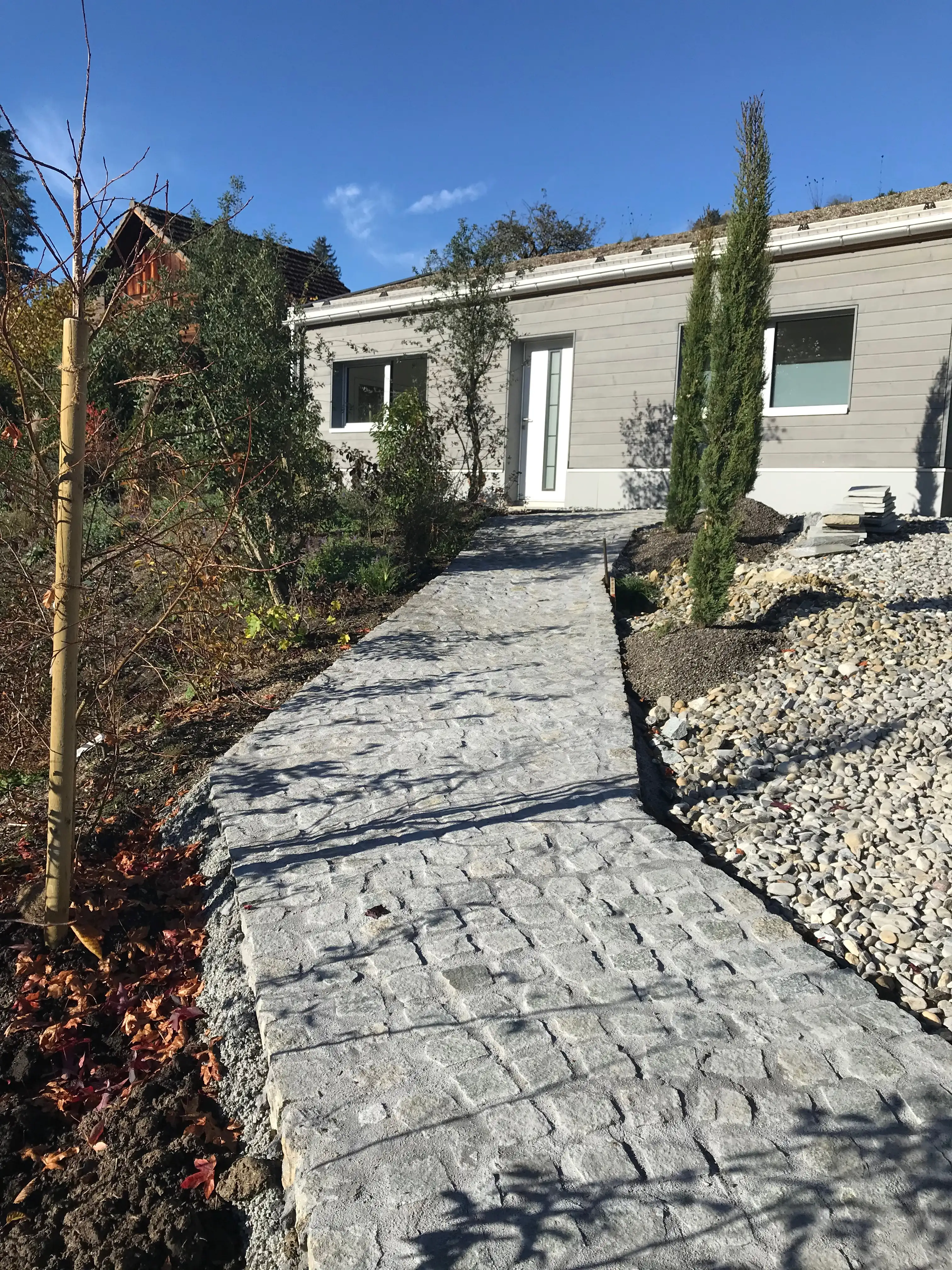 Sonniger Weg zum Minihaus